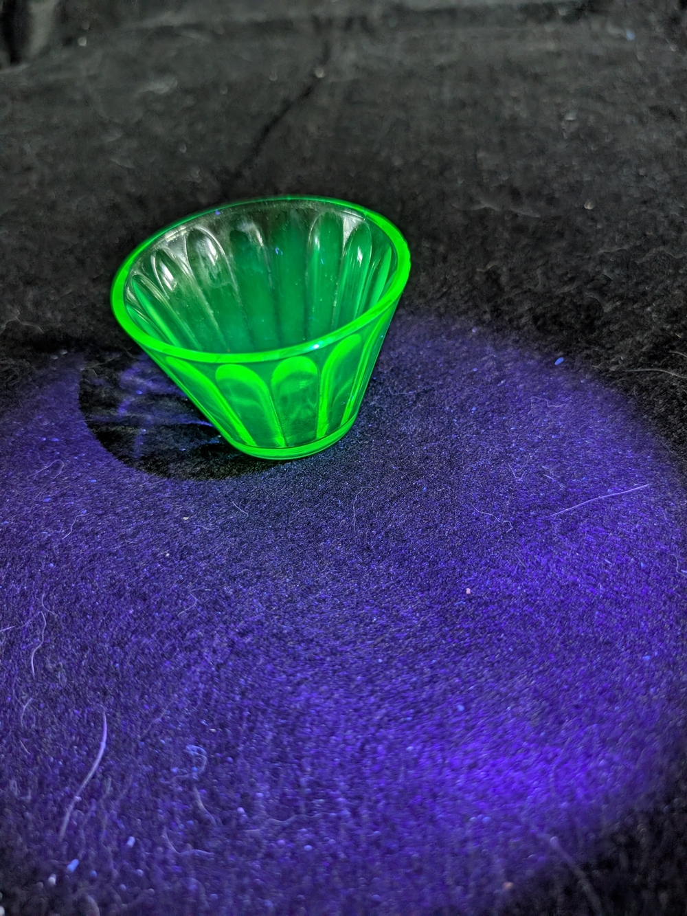 2/20$ Vintage Neon uranium Green Glass toothpick Holder